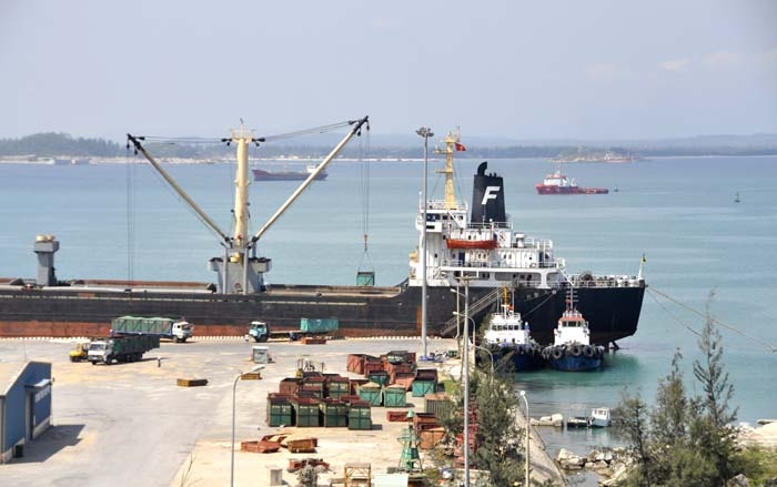 Cảng biển nước sâu là một torng lợi thế của Quảng Ngãi để thu hút đầu tư. (Trong ảnh: Tàu cập Cảng Dung Quất để nhập hàng).