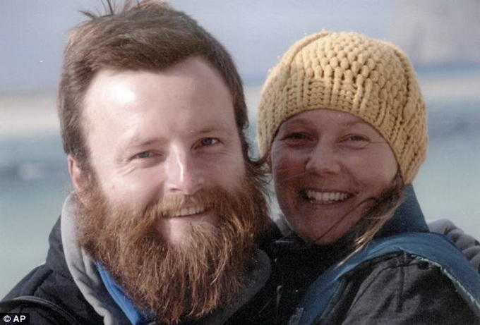 Peter Root và Mary Thompson bắt đầu chuyến đạp xe vòng quanh thế giới vào tháng 7-2011 - Ảnh: AP