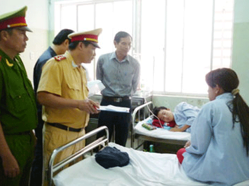 Các bác sĩ và lực lượng chức năng tập trung cứu chữa cho các nạn nhân