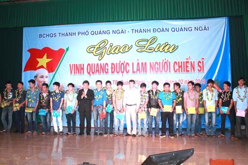 Lãnh đạo TP.Quảng Ngãi tặng quà động viên thanh niên lên đường thực hiện nghĩa vụ quân sự. Ảnh: Cao Hân (Ban chỉ huy Quân sự TP.Quảng Ngãi).