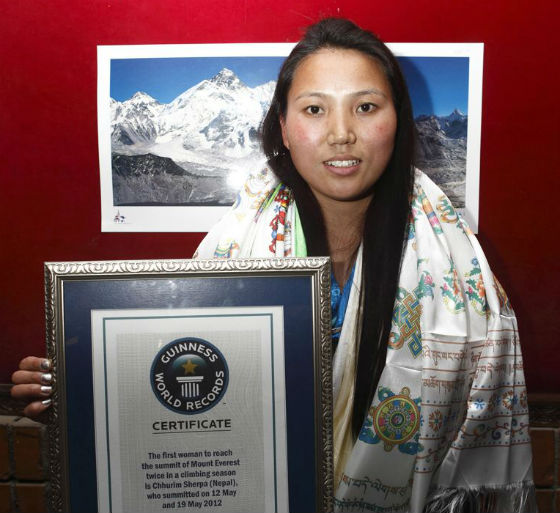  Giấy chứng nhận kỷ lục Guinness được trao cho Chhurim ở Katmandu, Nepal hôm 25-2. Ảnh: AP