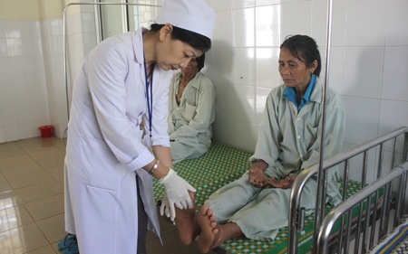 Bác sĩ Khoa da liễu- Bệnh viện Đa khoa Quảng Ngãi đang khám cho bệnh nhân Đinh Thị Lơ
