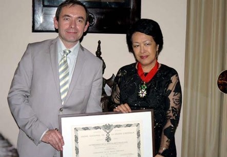 Đại sứ Pháp tại Việt Nam Jean-Noël Poirier trao huân chương Bắc đẩu Bội tinh cho bà Tôn Nữ Thị Ninh