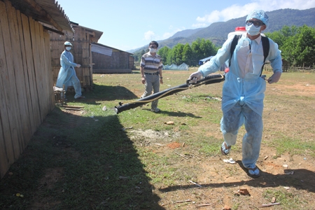 Nhân viên y tế tiến hành phun hóa chất khử trùng tại khu vực nhà ở trong thôn Kà Khu