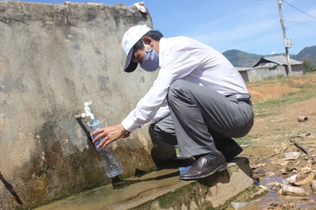 Lấy mẫu nước tại thôn Kà Khu để đem đi xét nghiệm