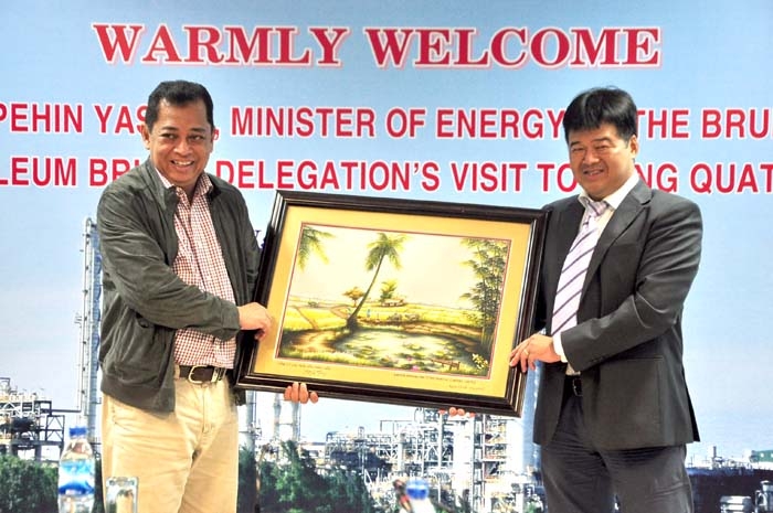 Ông Nguyễn Hoài Giang, Chủ tịch HĐTV Công ty BSR tặng quà lưu niệm cho Bộ trưởng Bộ năng lượng Brunei.