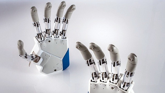  Bàn tay nhân tạo là bộ phận giả đầu tiên mang đến những phản hồi cảm giác y như thật cho bệnh nhân - (Ảnh: Daily Mail)