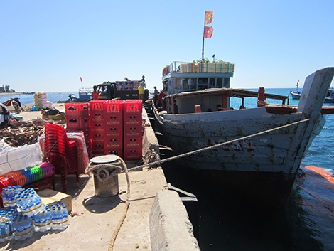   Một chuyến tàu gỗ chở hàng cập bến tại cầu cảng Lý Sơn.