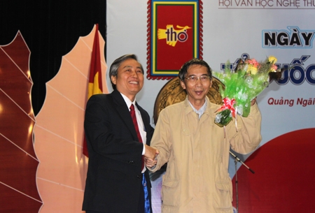  Phó Chủ tịch Thường trực UBND tỉnh Lê Quang Thích tặng hoa cho nhà thơ Thanh Thảo tại 