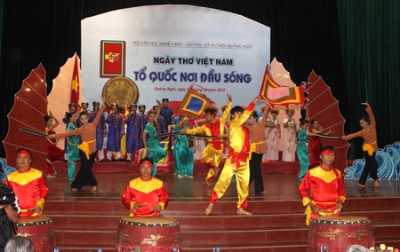  Múa cờ trong diễn ngâm bài thơ Nam Quốc Sơn Hà.
