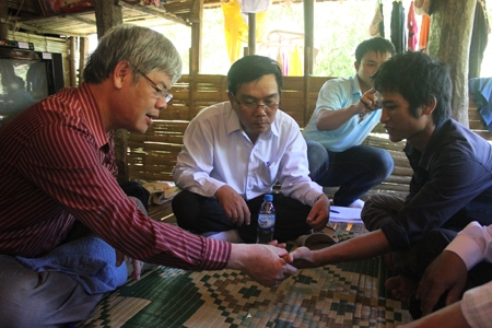 Đoàn công tác của Viện Pasteur Nha Trang và Sở y tế thăm, khám cho một số trường hợp tại thôn Kà Khu, xã Sơn Ba