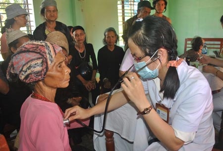 Các y, bác sĩ Bệnh viện Dầu khí Dung Quất khám bệnh, cấp thuốc cho người nghèo ở huyện Sơn Hà. Ảnh: Lê Đức