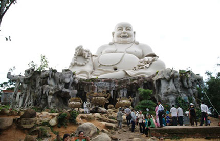 Tương Phật Di lặc trên đỉnh núi Cấm ở An Giang. Ảnh: Tổ chức kỷ lục Việt Nam.