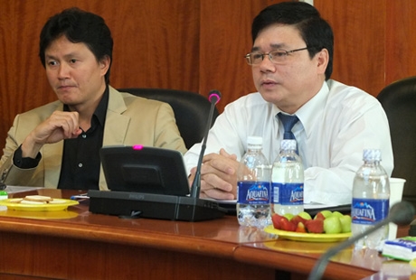  Ông Bùi Quang Tiên (áo trắng)