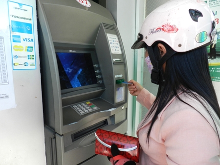Bắt đầu từ 1/3/2013, mỗi chủ thẻ ATM rút tiền là tốn phí (giao dịch tại điểm ATM của Vietcombank Quảng Ngãi)
