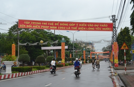 Băng rôn tuyên truyền về góp ý Dự thảo sửa đổi Hiến pháp 1992 trên đường phố Quảng Ngãi.