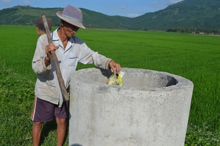 Nông dân xã Hành Thiện thu gom vỏ, chai lọ thuốc BVTV bỏ vào thùng rác nông nghiệp.  