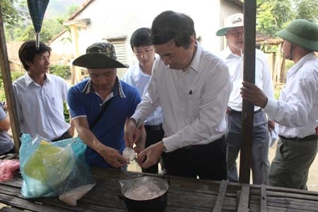 Các chuyên gia đang lấy mẫu gạo, cơm tại nhà dân