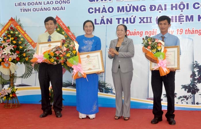 Bà Ngô Thị Kim Ngọc- Chủ tịch  LĐLĐ tỉnh trao bằng khen của Chủ tịch UBND tỉnh cho các tập thể, cá nhân.