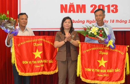 Phó Chủ tịch UBND tỉnh Đinh Thị Loan trao Cờ thi đua xuất sắc của Chủ tịch UBND tỉnh cho 2 tập thể.