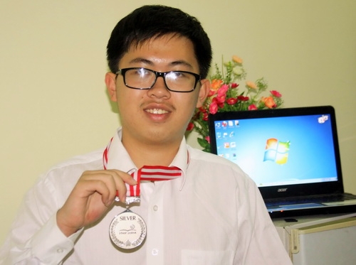 Ngô Phi Long và tấm huy chương Bạc Olympic Vật lí Thế giới lần thứ 2- WoPhO 2nd. Ảnh, gdtd.vn