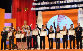 Các đồng chí lãnh đạo Đảng, Nhà nước trao giải cho các nhà khoa học, các nhà sáng chế kỹ thuật đạt Giải thưởng Sáng tạo KHCN Việt Nam năm 2012 - Ảnh VGP/Quang Hiếu