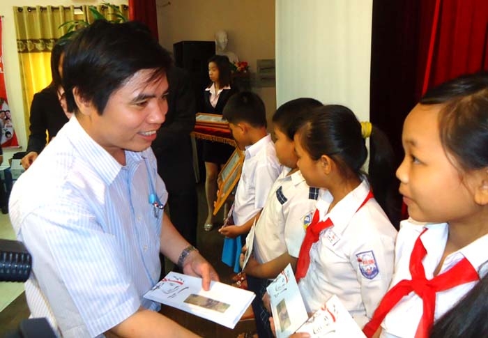Lãnh đạo T.P Quảng Ngãi trao học bổng Prudential cho các em học sinh nghèo.