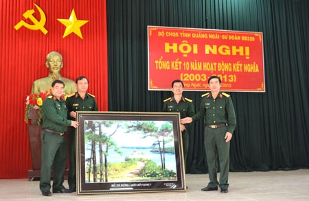 Sư đoàn 320 tặng quà lưu niệm cho BCHQS tỉnh Quảng Ngãi trong hội nghị tổng kết