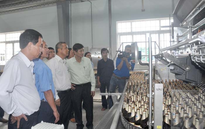 Ông Đặng Ngọc Tùng-Chủ tịch Tổng LĐLĐVN (thứ 3 từ trái sang) tham quan dây chuyền sản xuất của Nhà máy bia Dung Quất.