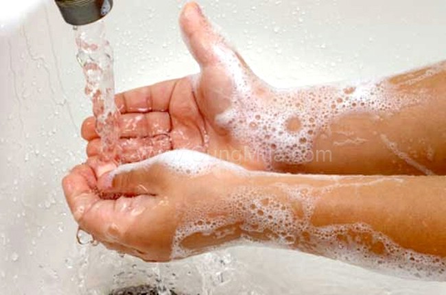   Rửa tay bằng xà phòng để phòng bệnh.