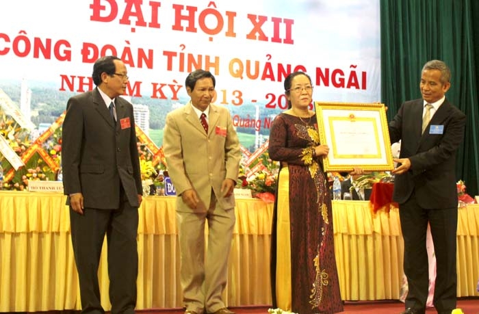 Ông Đặng Ngọc Tùng- Chủ tịch Tổng LĐVN trao Huân chương lao động hạng Ba cho 