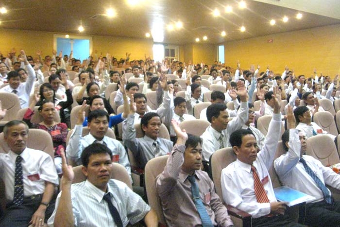 Đại biểu biểu quyết thông qua các Nghị quyết đại hội.