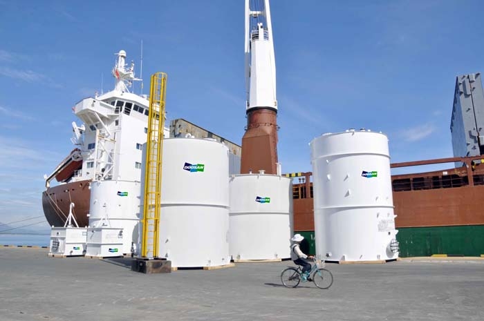 Các bồn chứa công nghệ cao đang được bốc lên tàu tại cảng Doosan Vina xuất đến khu vực sản xuất khí hóa lỏng Queensland Curtis LNG, Australia