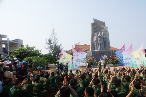 Nhân dân Lý  Sơn đến cổ vũ, động viên những cảnh quay của Chương trình “Chúng tôi là chiến sĩ” trên  đảo Lý Sơn.