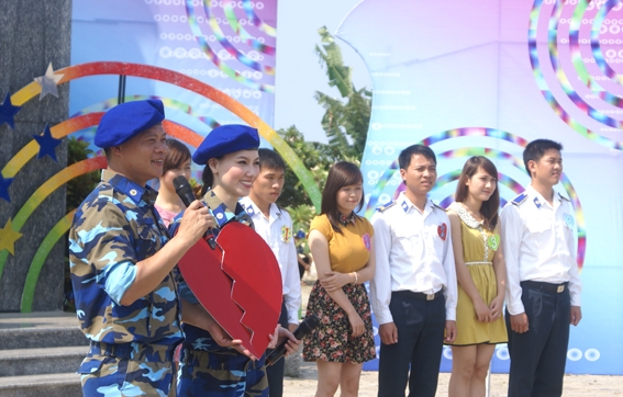 MC Quang Minh –  Hồng Hà cùng chiến sĩ thực hiện cảnh quay trong phần chơi “Tình yêu chiến sĩ” trước tượng đài Đội Hoàng Sa kiêm quản Bắc Hải – Lý Sơn.