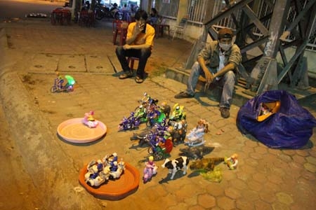 Đồ chơi trẻ em không rõ nguồn gốc được bày bán trên vỉa hè TP Quảng Ngãi.