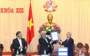 Chủ tịch Ủy ban Trung ương MTTQ Việt Nam Huỳnh Đảm trao Báo cáo tổng hợp ý kiến của nhân dân cho Phó Chủ tịch Quốc hội Uông Chu Lưu. Ảnh: TTXVN