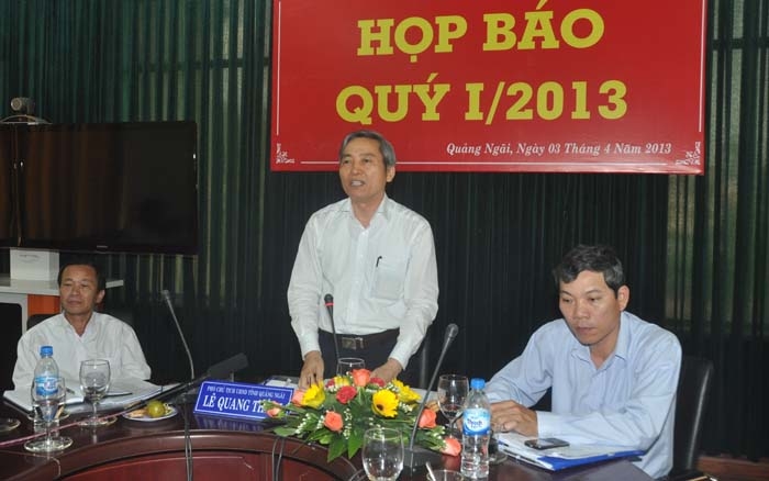 Phó Chủ tịch UBND tỉnh Lê Quang Thích phát biểu tại buổi họp báo.