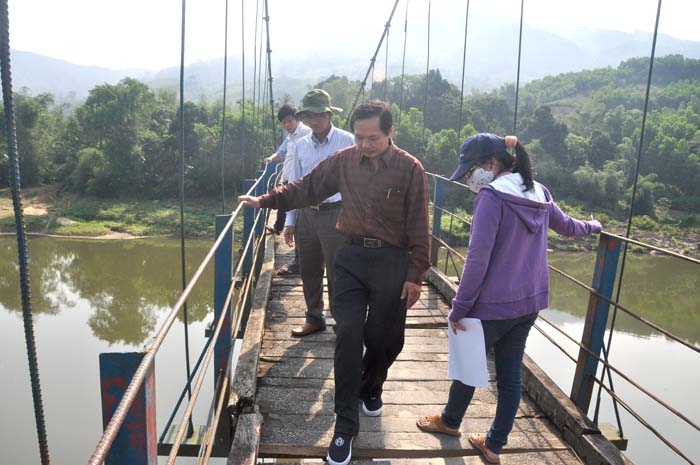 Tổ công tác giám sát tại công trình cầu Treo Sơn Thủy.