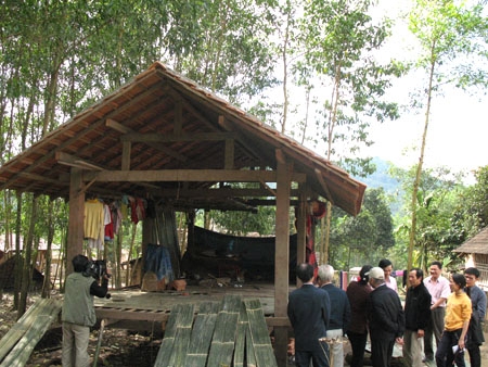 Hỗ trợ làm nhà 167 cho người dân huyện Sơn Tây.                              Ảnh: PV