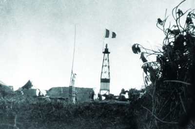 Cột hải đăng trên đảo Hoàng Sa (1939).