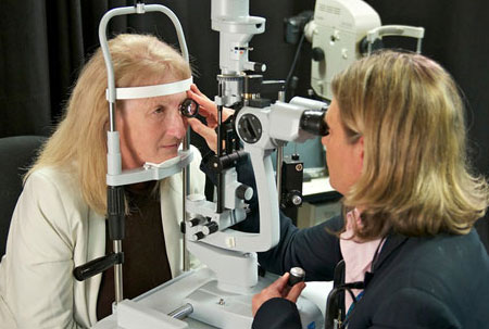  Bệnh nhân Dianne Ashworth được cấy ghép mắt sinh học PBE.