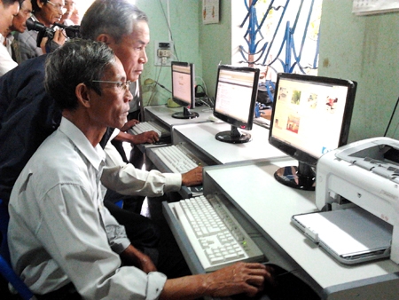 Nông dân Bình Trung tìm kiếm thông tin tại CLB Nông dân với internet.