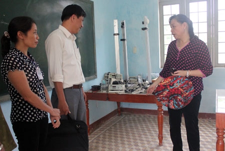 Đoàn giám sát HĐND tỉnh đi kiểm tra thực tế tại khu nhà học bộ môn trường THPT Phạm Kiệt, xã Ba Vì