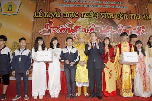  Phó Thủ tướng Nguyễn Thiện Nhân chụp ảnh cùng các học sinh Thủ đô tại Lễ khai mạc Tuần Văn hóa Tri ân