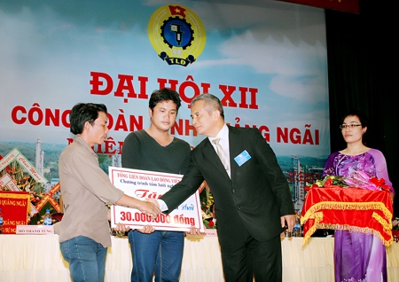 Chủ tịch Tổng LĐLĐ Việt Nam Đặng Ngọc Tùng trao tiền hỗ trợ và động viên ngư dân an tâm bám biển.