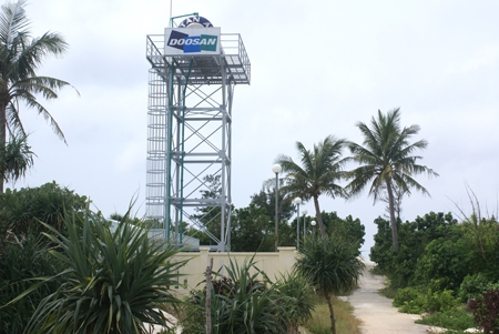 Tháp chứa nước Nhà máy lọc nước biển thành nước ngọt ở đảo Bé đã và đang “cạn” dần vì nhà máy thiếu nhiên liệu hoạt động cầm chừng!                           Ảnh: Thanh Nhị