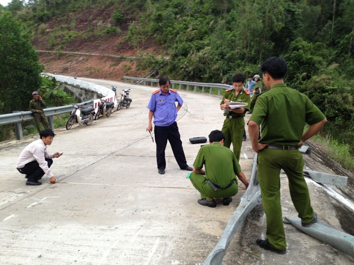 Công an huyện Bình Sơn có mặt tại hiện trường điều tra nguyên nhân vụ tai nạn.