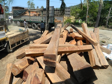 Số gỗ bị công an bắt giữ tại ga Thuỷ Thạch (Đức Phổ) đầu tháng 5/2012.