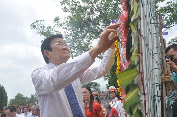 Chủ tịch nước Trương Tấn Sang đặt vòng hoa viếng cụ Huỳnh Thúc Kháng.